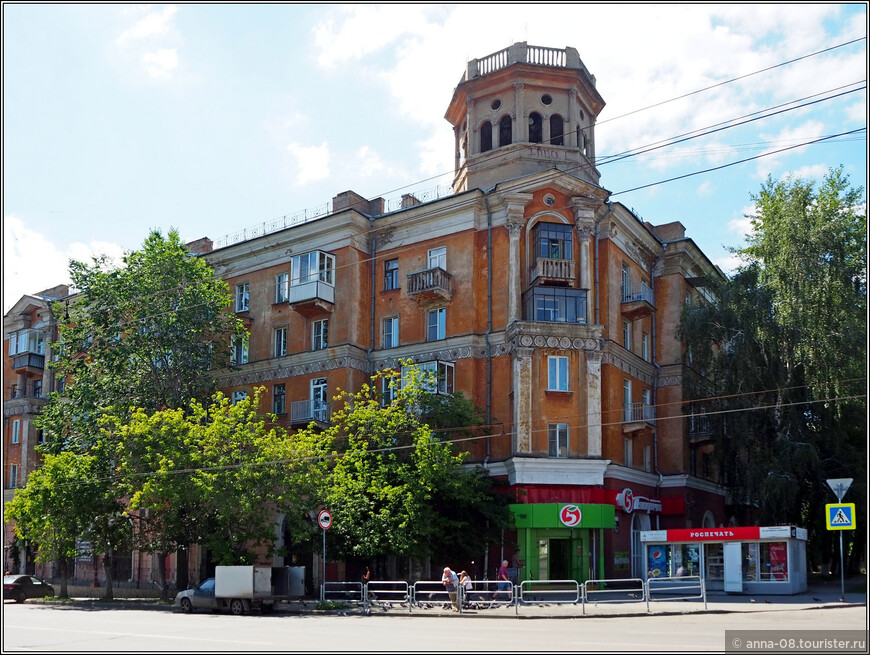 Дом на перекрестке улиц Сталеваров и Коммунистической.