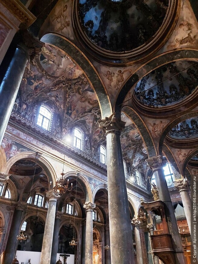 Шедевр сицилийского барокко — собор Сан-Джузеппе-деи-Театини в центре Палермо на Сицилии