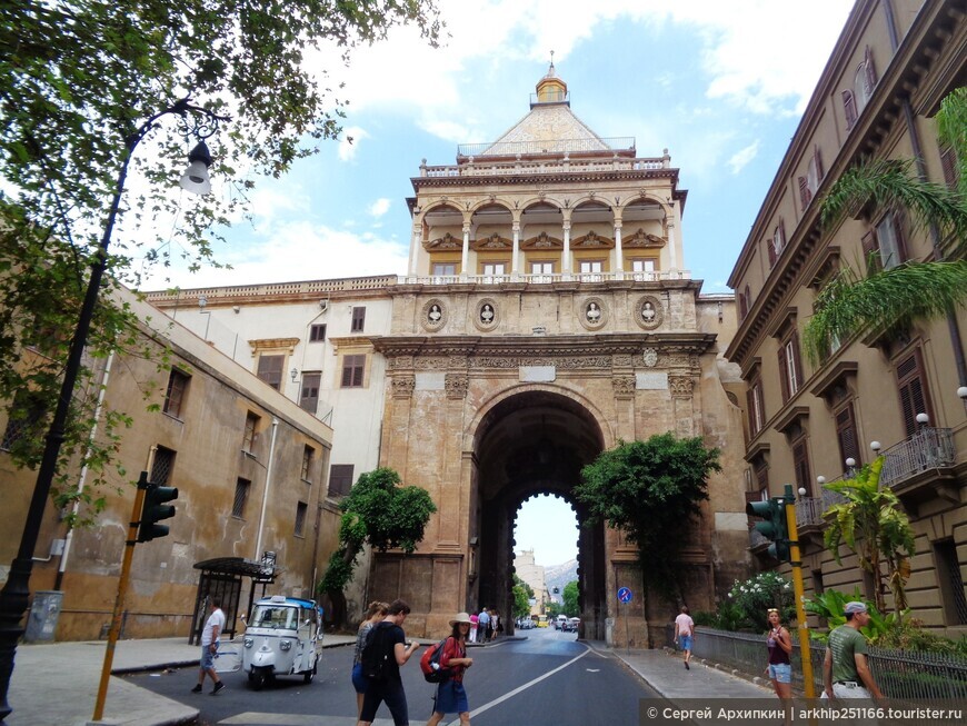 Средневековые ворота Порта Нуово в Палермо на Сицилии