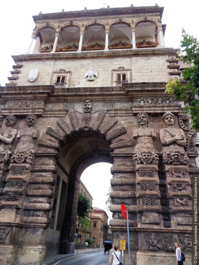 Средневековые ворота Порта Нуово в Палермо на Сицилии