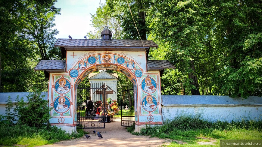 Сразу за воротами кладбища - могила Николая Гурьянова