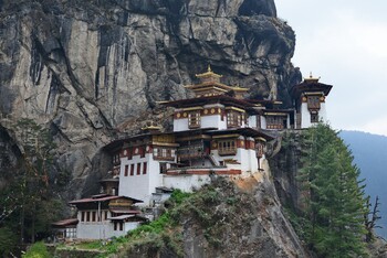 Бутан открылся для туристов, но втрое увеличил турсбор 