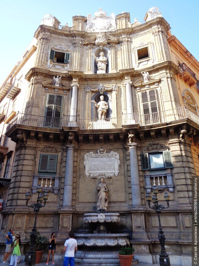 Площадь Кватро Канти с четырьмя барочными фасадами в центре Палермо