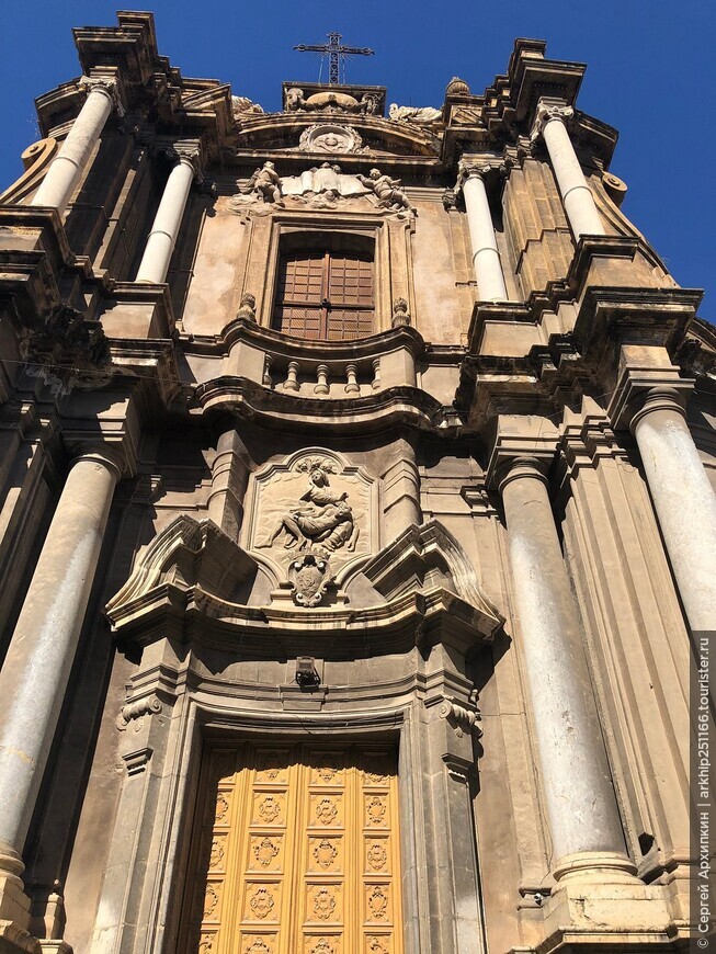 Барочный собор в центре Палермо — церковь Святой Анны Милосердной