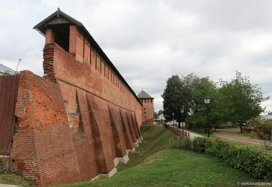 К Ямской башне примыкают два фрагмента кремлевской стены,восстановленные на основе сохранившихся фрагментов к 800-летию Коломны.Причем западный фрагмент(на фото) намного больше по длине восточного кусочка.