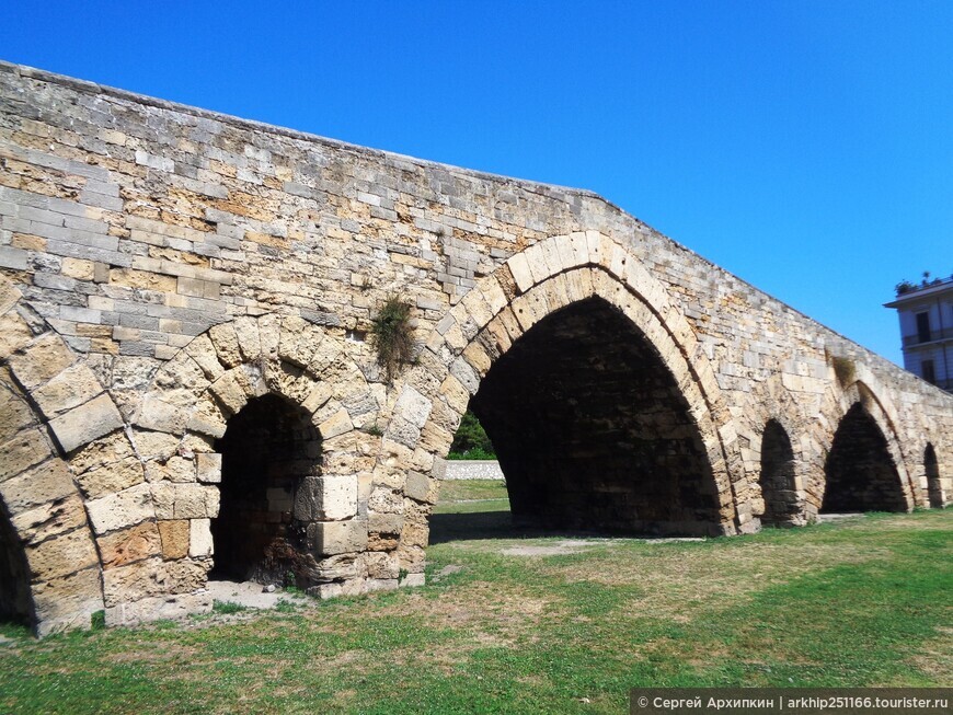 Средневековый мост Адмирала 12 века в центре Палермо на Сицилии