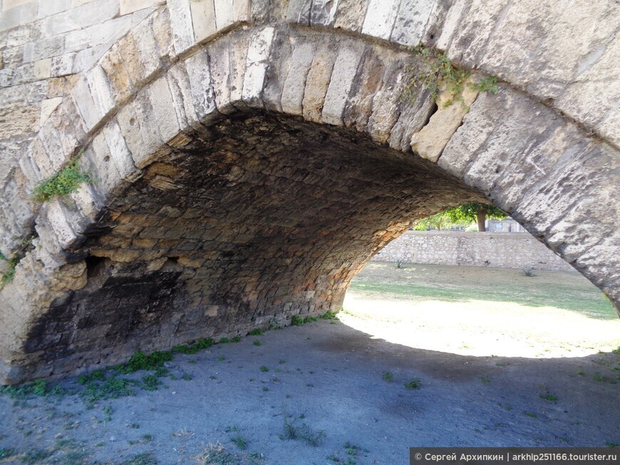 Средневековый мост Адмирала 12 века в центре Палермо на Сицилии