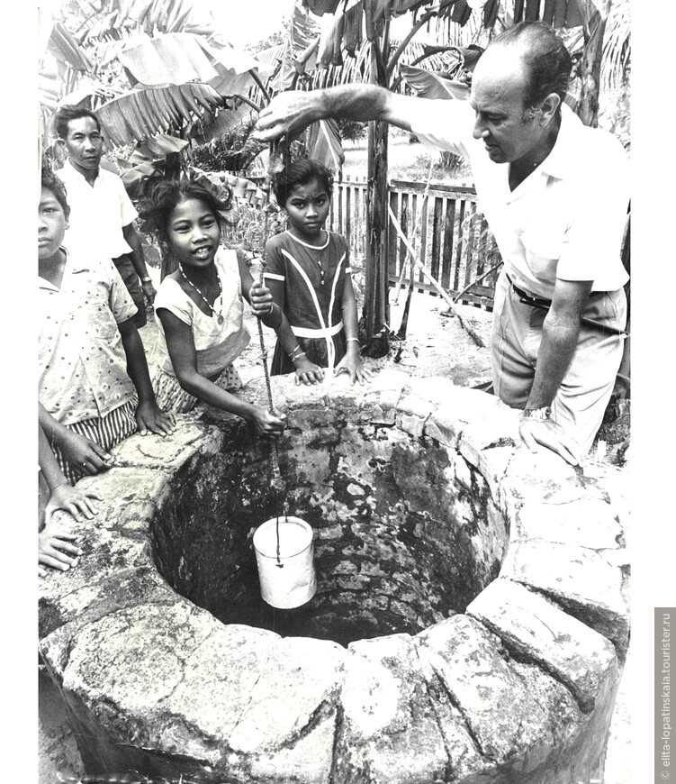 Клунис Росс V с местной детворой достают воду из линзы. Снимок из архивов 1976 года.