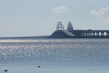Движение по Крымскому мосту приостановлено из-за взрыва