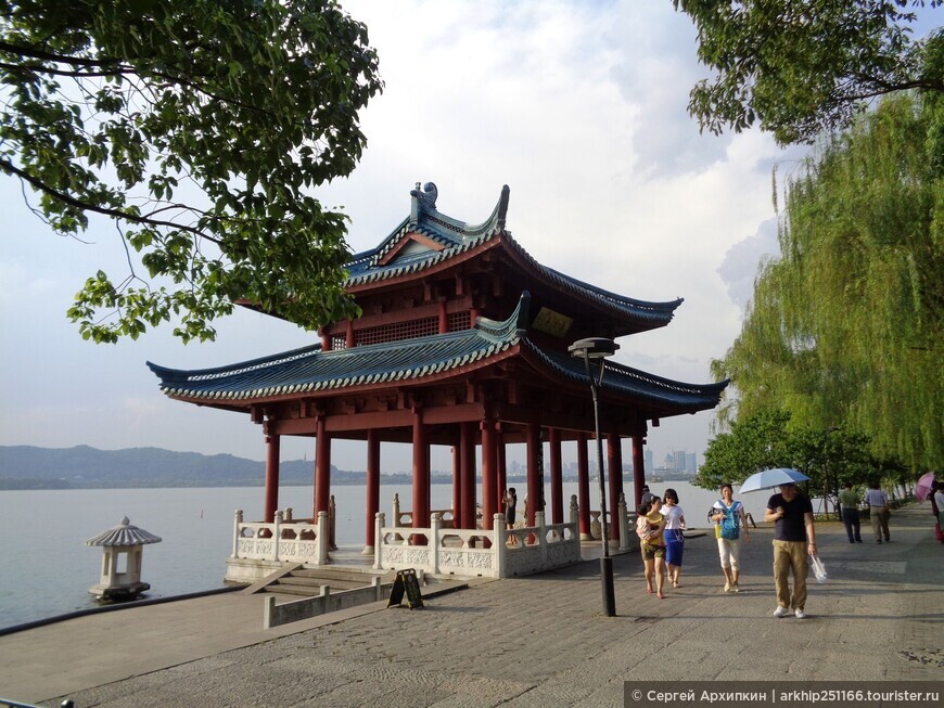 Прекрасное искусственное озеро Сиху с его парками 13 века в Ханчжоу — объект Всемирного наследия ЮНЕСКО