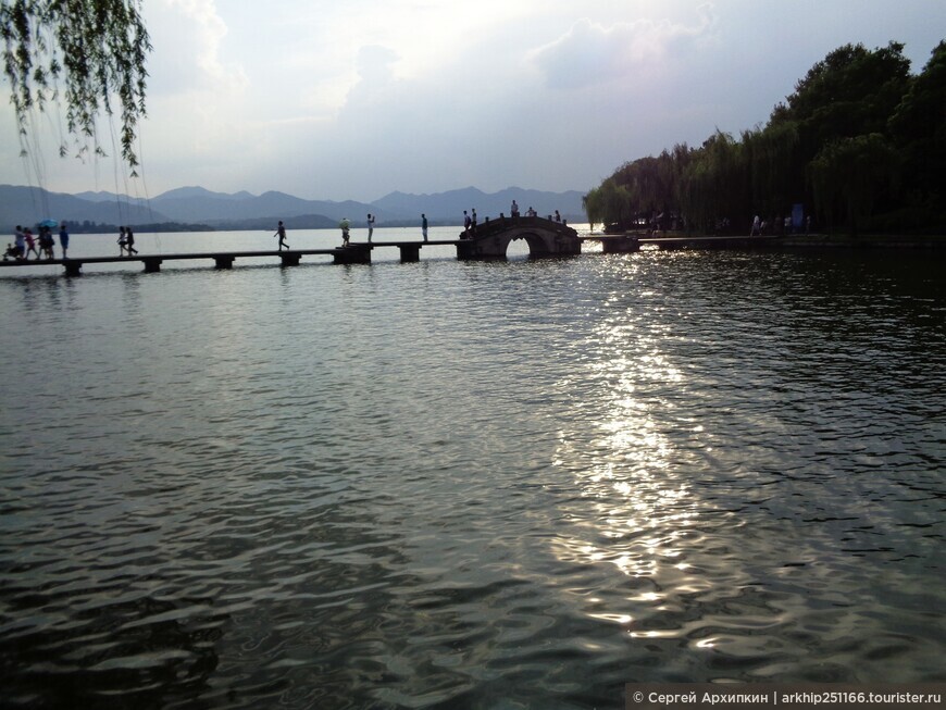 Прекрасное искусственное озеро Сиху с его парками 13 века в Ханчжоу — объект Всемирного наследия ЮНЕСКО