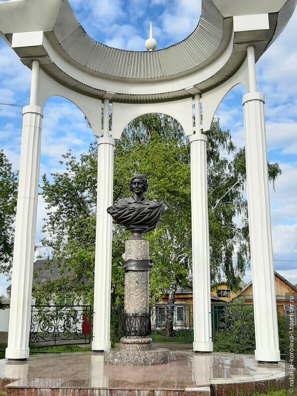 памятник Марине Цветаевой в Елабуге, символизирует половину жизни