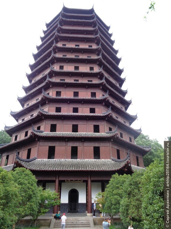 Великолепная средневековая пагода Шести Гармоний (10 века) — в Ханчжоу в Китае