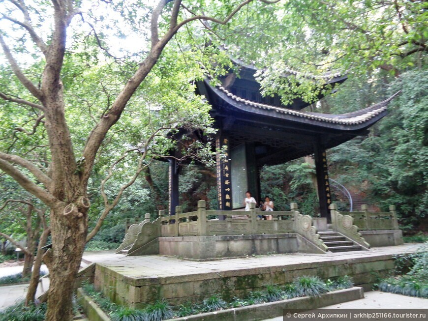 Парк Шести Гармоний вокруг знаменитой Пагоды 10 века в Ханчжоу в Китае