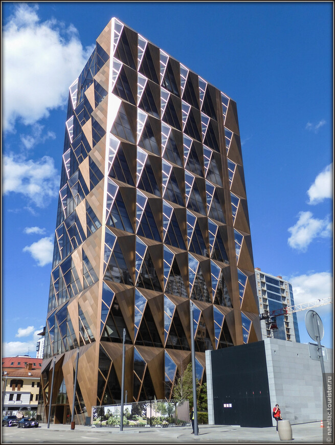 Прообразом дизайна фасада стала структура кристаллической решетки меди. Снаружи стены облицованы треугольными панелями из нержавеющей стали. Фасад здания выполнен из модульных панелей со специальным остеклением, это позволяет эффективно использовать дневной свет.
