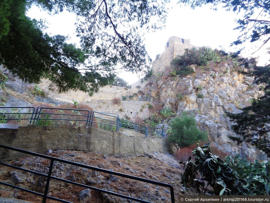 Скала Ла Рока с древними крепостными укреплениями на высоте 280 метров над Чефалу в Сицилии