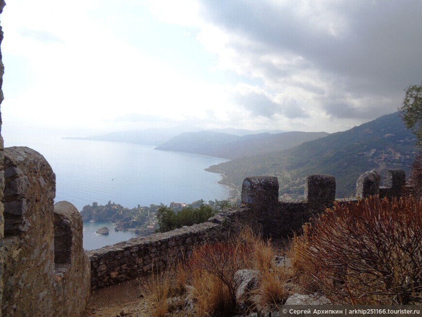Скала Ла Рока с древними крепостными укреплениями на высоте 280 метров над Чефалу в Сицилии