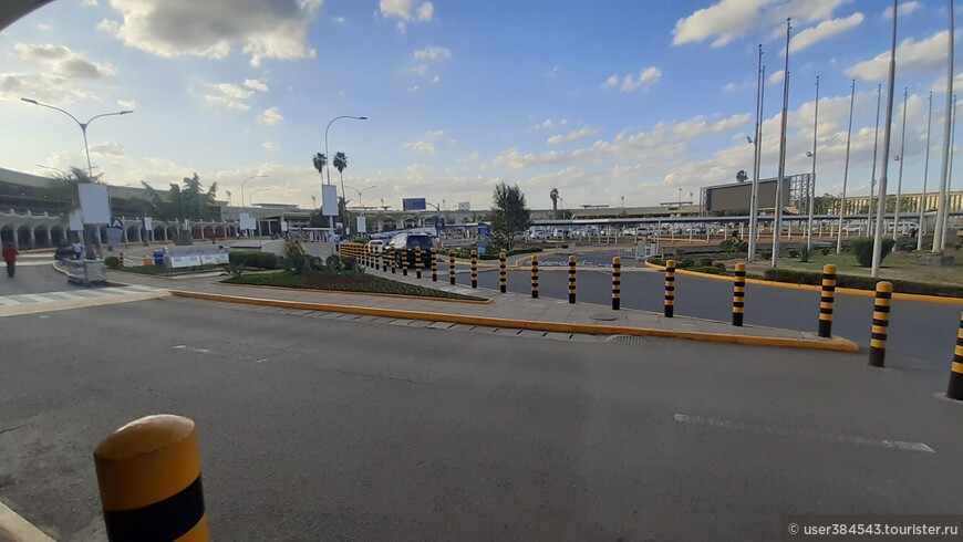 Аэропорт а Найроби. Слева начинаются терминалы А, В, ...и т.д. В районе первых терминалов есть ларьки мобильных операторов.