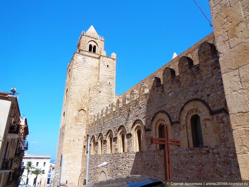 Кафедральный собор 12 века с византийскими мозаиками в центре Чефалу на Сицилии — объект Всемирного наследия ЮНЕСКО