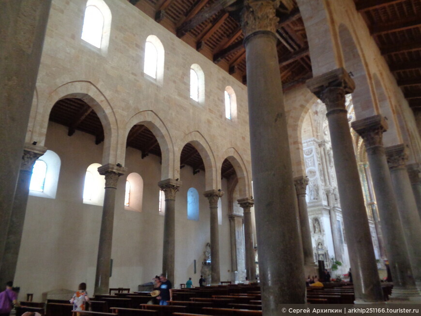 Кафедральный собор 12 века с византийскими мозаиками в центре Чефалу на Сицилии — объект Всемирного наследия ЮНЕСКО