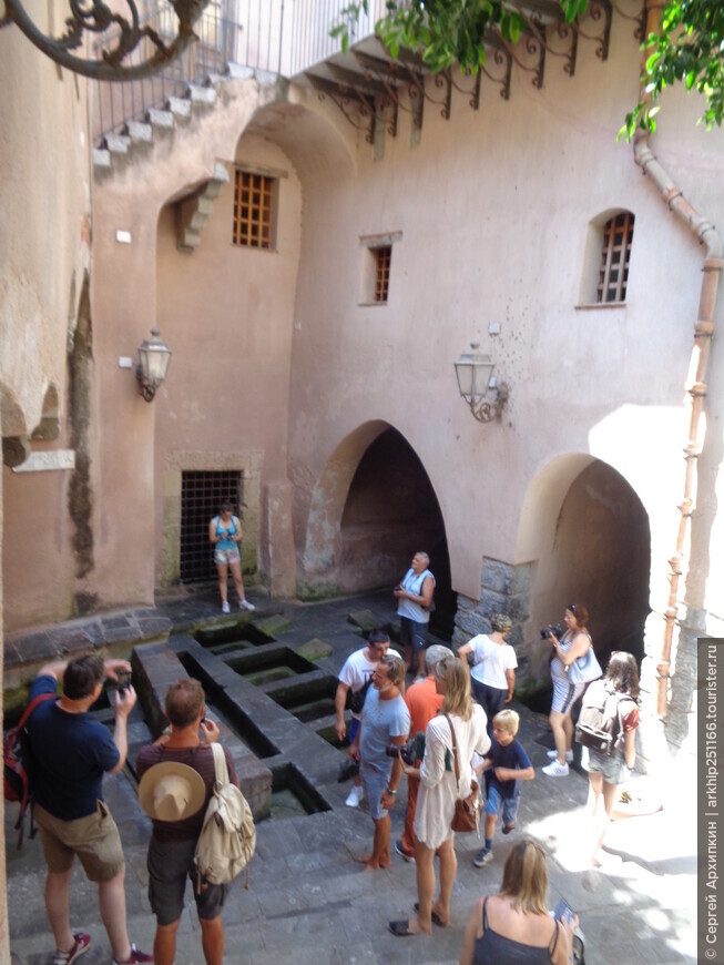Средневековая арабская прачечная в центре Чефалу на Сицилии