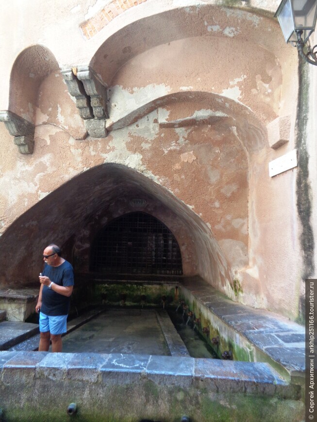 Средневековая арабская прачечная в центре Чефалу на Сицилии