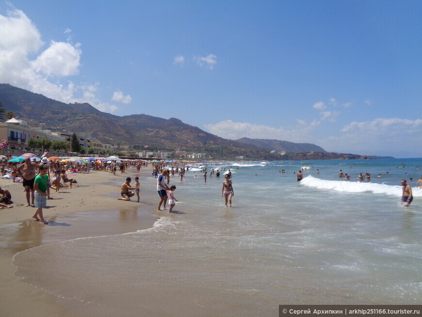 Один из лучших пляжей Сицилии — центральный пляж в Чефалу