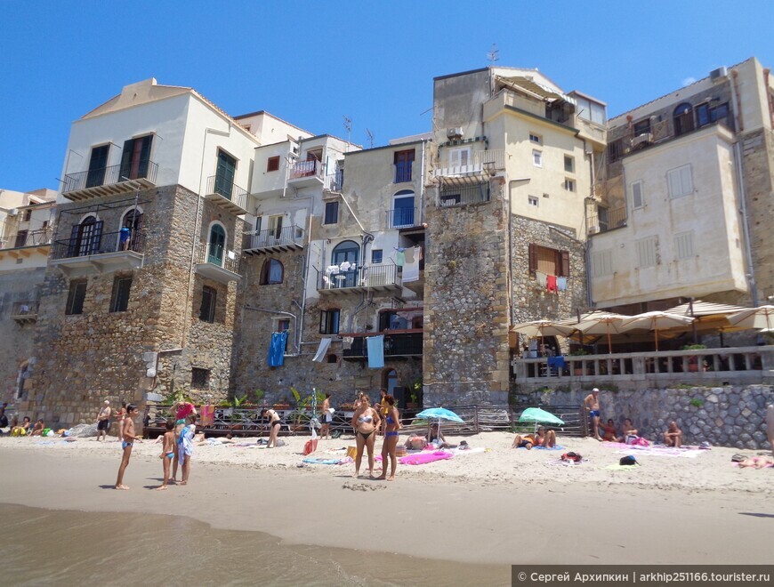 Один из лучших пляжей Сицилии — центральный пляж в Чефалу
