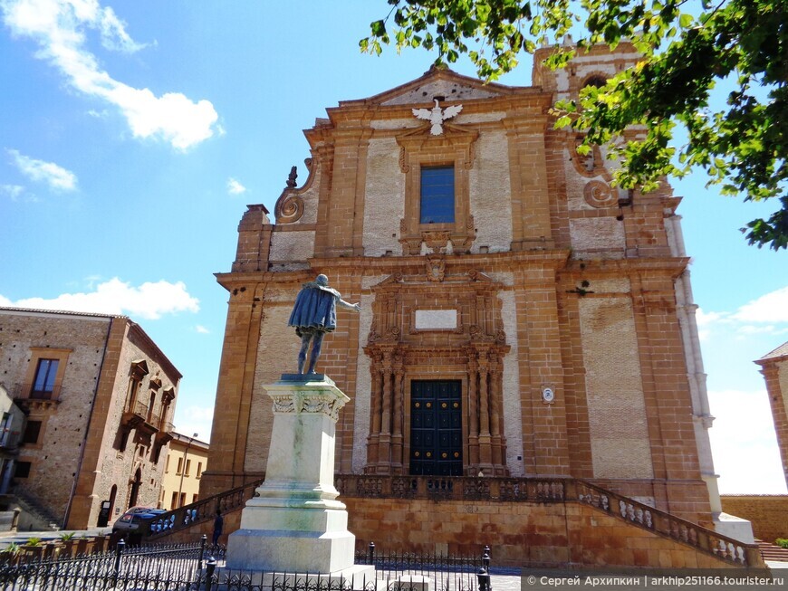 Кафедральный собор 17 века в городке Пьяцца Армерина в центре Сицилии