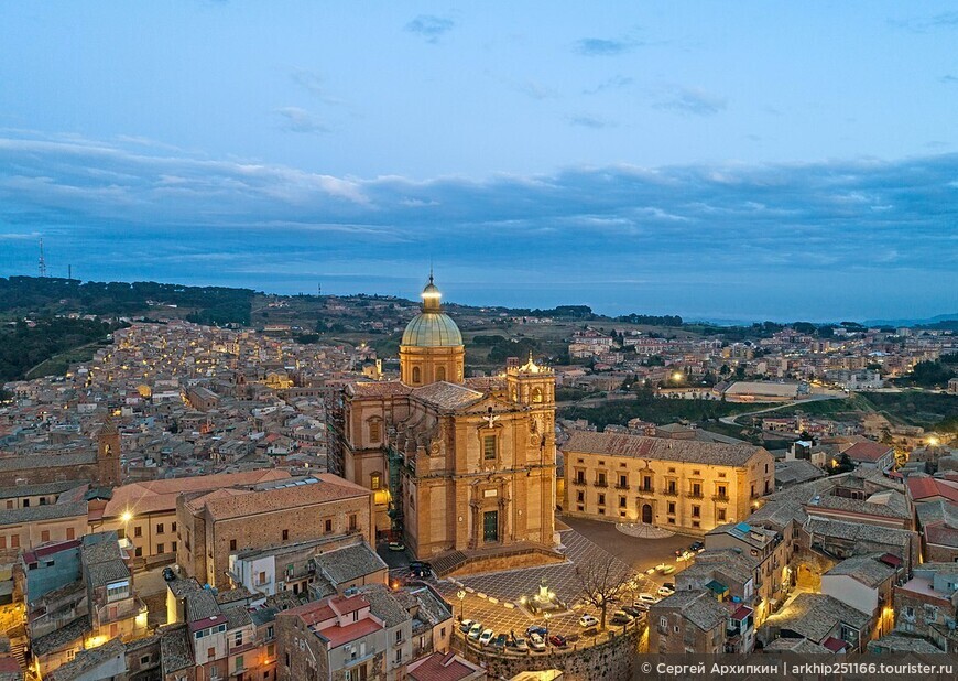 Кафедральный собор 17 века в городке Пьяцца Армерина в центре Сицилии