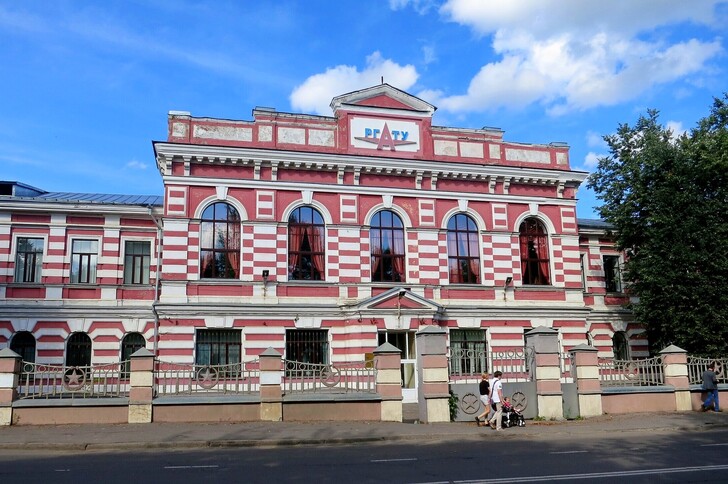 Здание технического училища М. Комарова