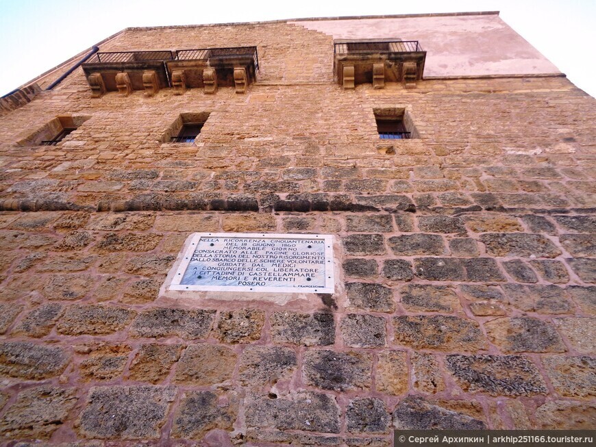 Средневековый арабо-норманнский замок с бесплатным музеем в Кастелламмаре-дель-Гольфо на западе Сицилии