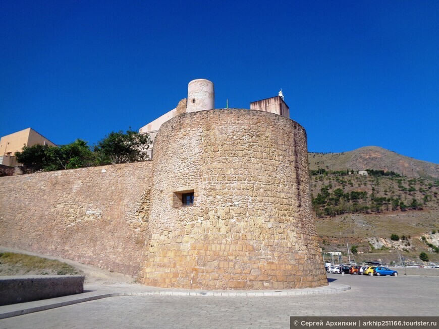 Средневековый арабо-норманнский замок с бесплатным музеем в Кастелламмаре-дель-Гольфо на западе Сицилии