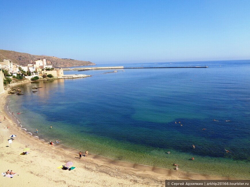Центральный городской пляж в Кастелламмаре-дель-Гольфо на западе Сицилии