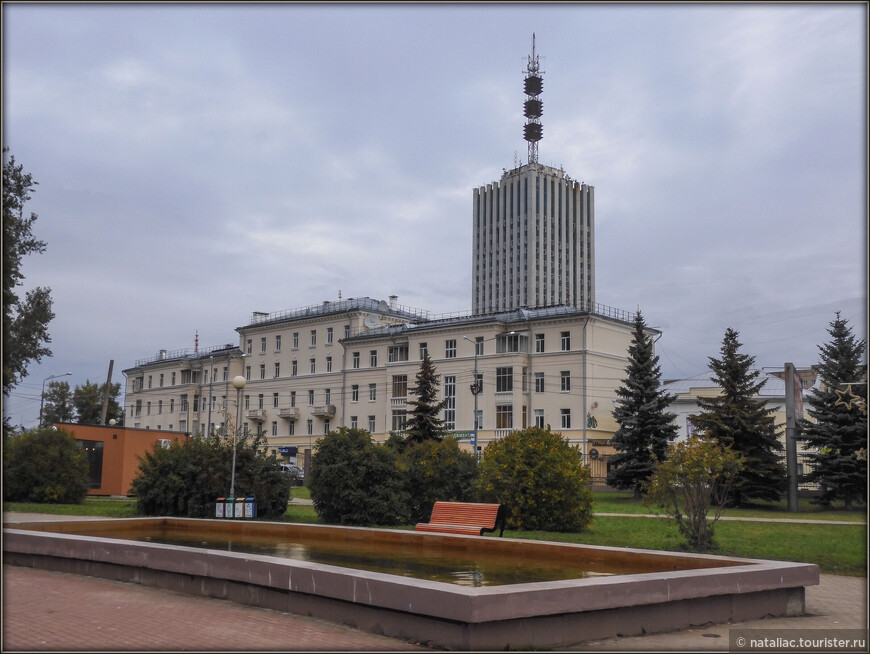 24-этажная высотка на Площади Ленина, видна из многих точек города.