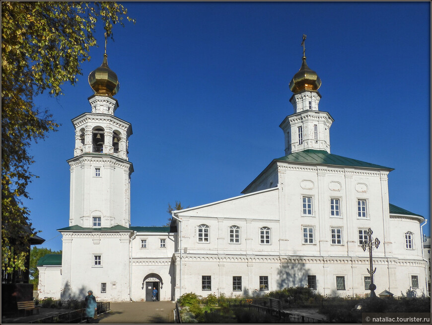 Свято-Троицкий храм является самым старым из сохранившихся храмов Архангельска, возведенный в 1747-м году, прихожанами которой в основном были в военные. 