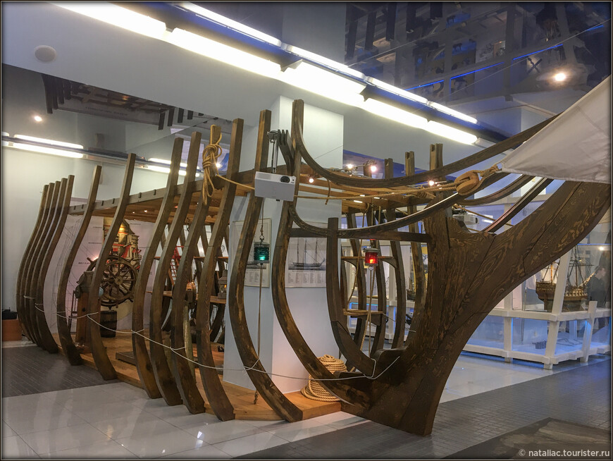 Северный морской музей. Часть экспозиционного пространства стилизовано под парусный корабль в Арктике, декоративные конструкции напоминают детали такелажа, элементы устройства судна.