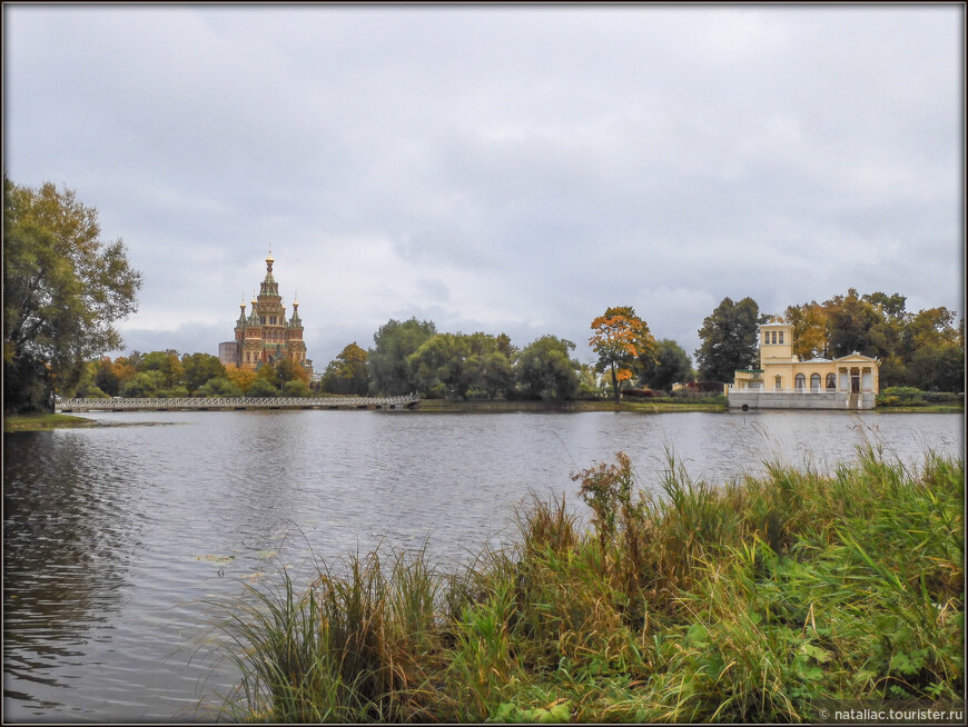 Ольгин пруд в Колонистском парке, панорама на Собор святых апостолов Петра и Павла, справа Ольгин павильон.