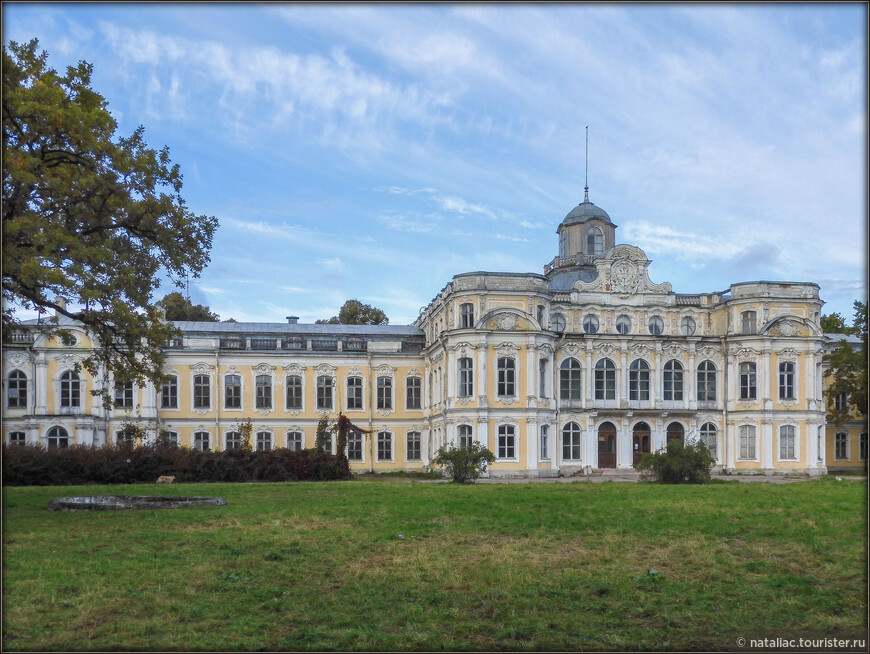 Петергоф, усадьба Знаменка, дворцовый ансамбль в стиле необарокко, созданный для императорской фамилии, построен в 1836 году.