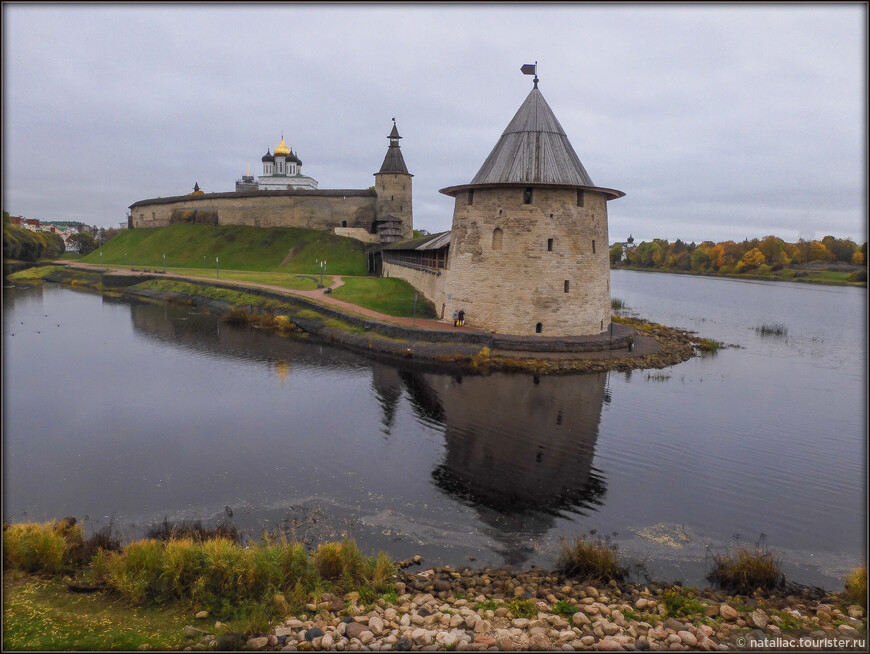 Псковский Кремль, вид на Плоскую башню. 