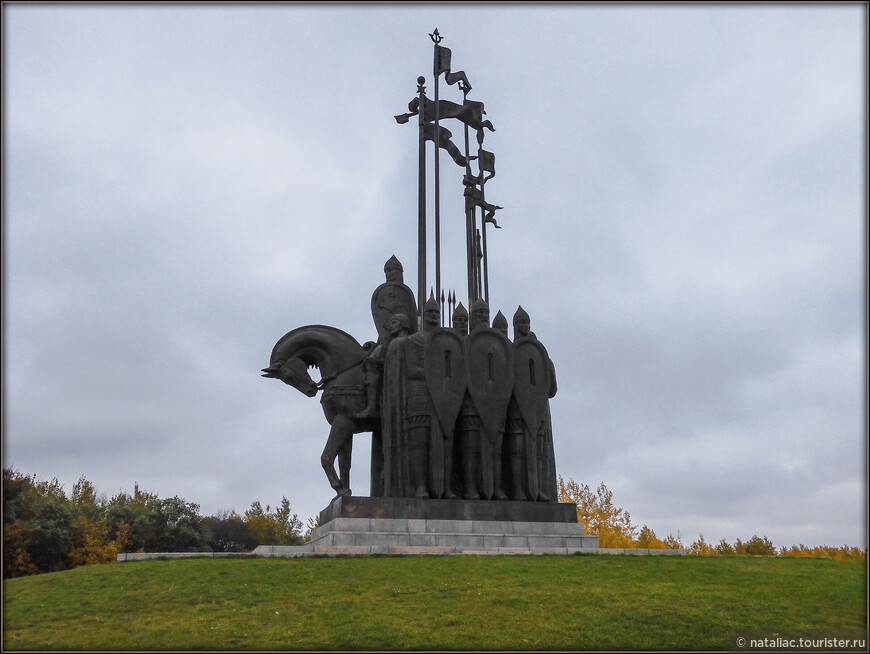 Грандиозный монумент «Ледовое побоище»  воздвигнут на горе Соколиха в 1993 году в память о Ледовом побоище 1242 года, когда русские воины во главе с великим полководцем Александром Невским разгромили полчища немецких рыцарей Ливонского ордена на льду Чудского озера. 