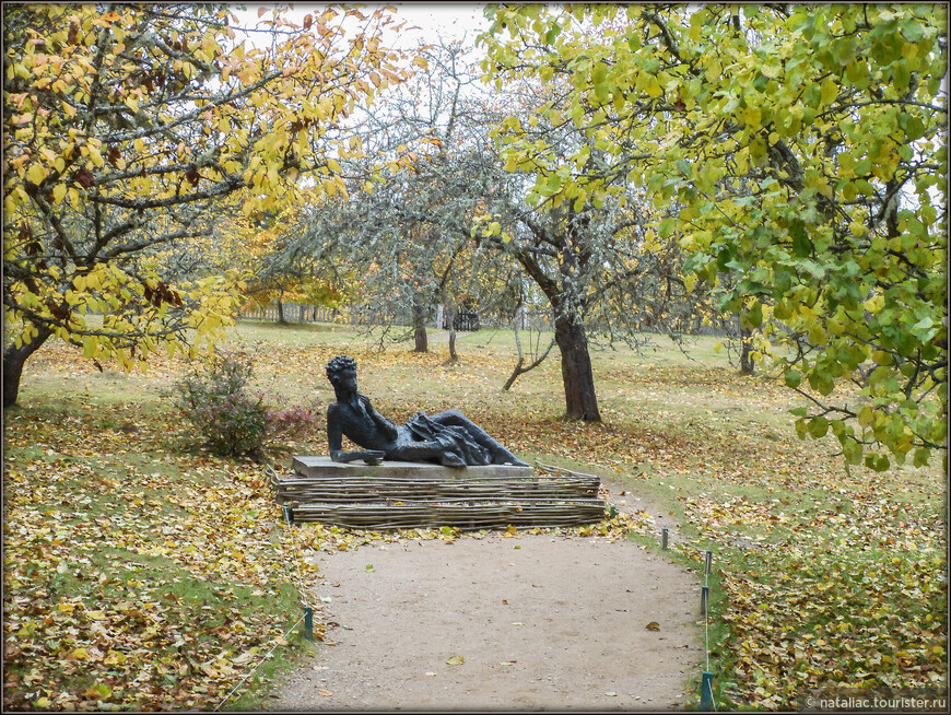 Музей-заповедник Михайловское, Пушкин-лицеист - необычный памятник великому поэту, изображающий Александра Сергеевича Пушкина в его молодые годы, установлена в 1981 году в яблоневом саду усадьбы.
