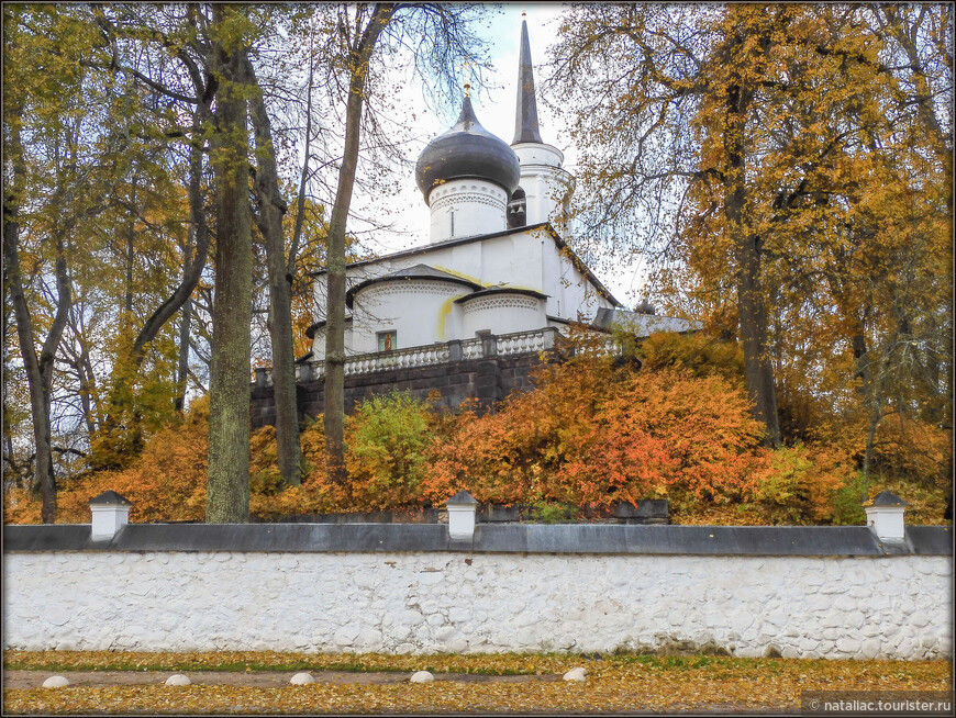 Успенский Святогорский мужской монастырь в Пушкинских горах. На его территории находится могила А.С. Пушкина.