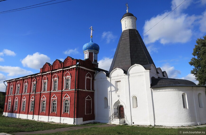 Успенский храм с пристроенной трапезной и корпусом больничных палат.