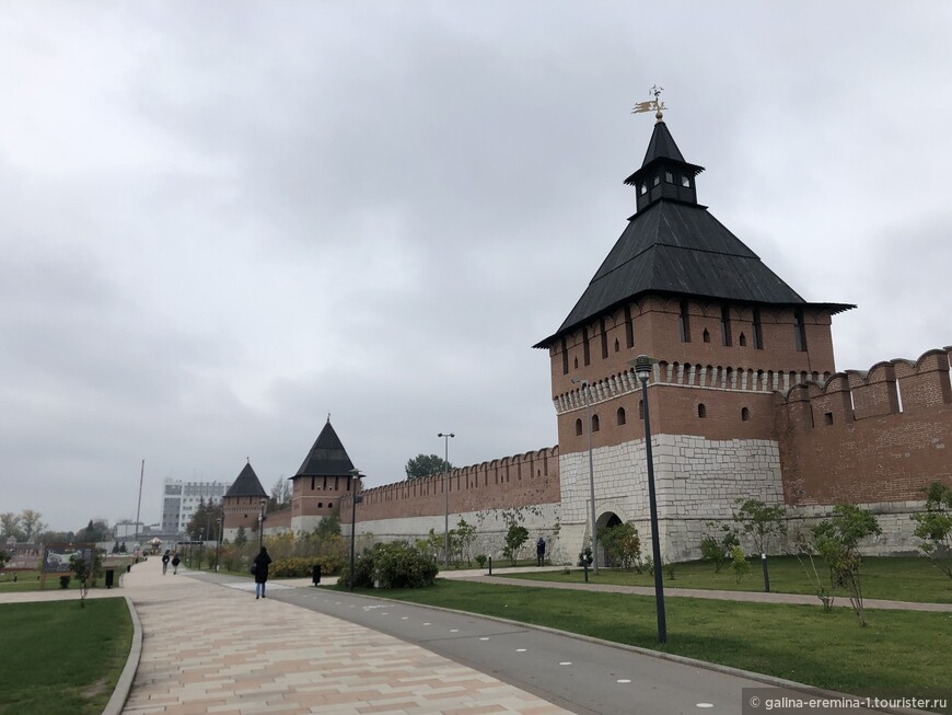 Кремлевская стена с башнями Водяной, На Погребу и вдали Ивановской