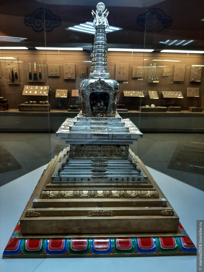Памятник тувинской письменности из серебра