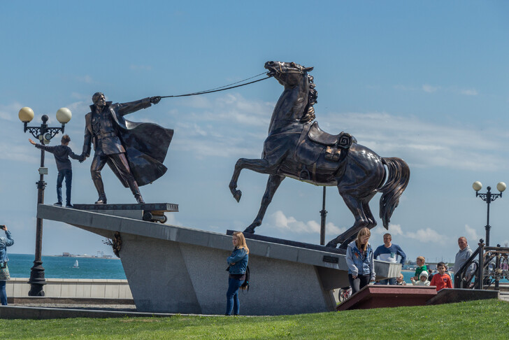 Памятник «Исход» в Новороссийске