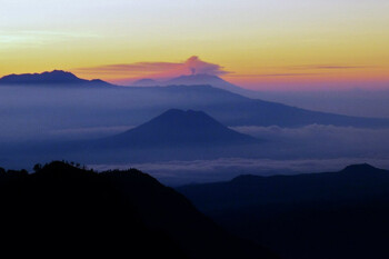 В Индонезии авиакомпании изменили маршруты из-за вулкана