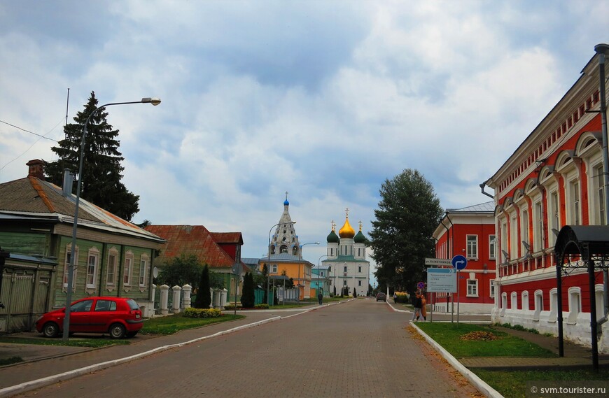Улица Лазарева,примерно от пересечения с улицей Лажечникова и вид на Соборную площадь.