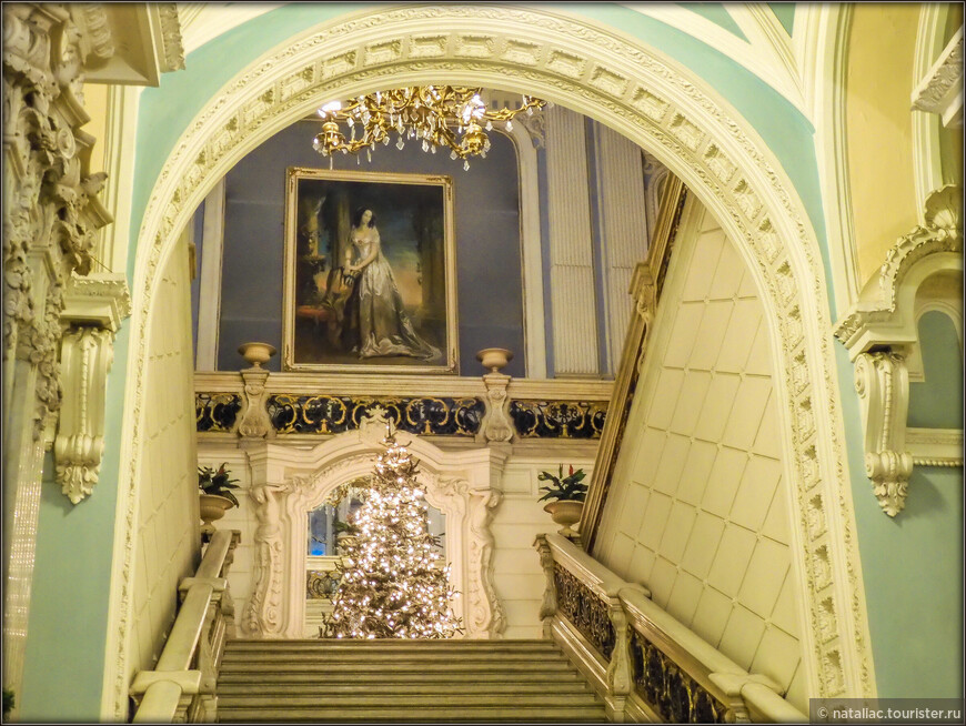 Верхняя площадка Парадной лестницы в настоящее время выглядит иначе, нежели при жизни сиятельной хозяйки, портрет которой украшает одну из стен. Это копия картины художницы К. Робертсон «Портрет княгини З.И. Юсуповой», написанный около 1840 года.